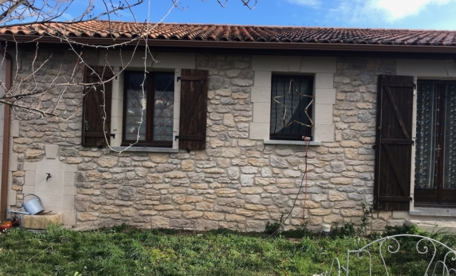 Réalisation d'une façade à la chaux façon pierre Alès, Lunel, La Façon d'Antoine