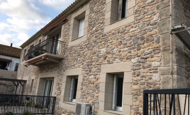 Réalisation d’une grande façade à la chaux en façon pierre Jacou, Lunel, La Façon d'Antoine