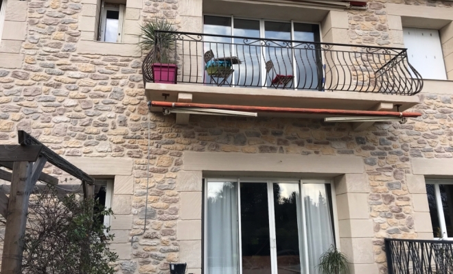 Réalisation d’une grande façade à la chaux en façon pierre Jacou, Lunel, La Façon d'Antoine